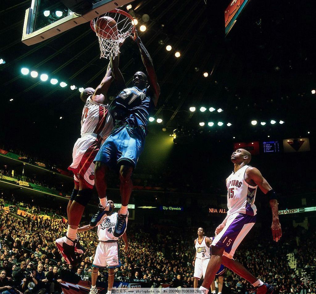 萨勒马克尔斯比赛里与裁判对峙，还被裁判踢了一脚（萨勒马克尔斯赛中与裁判对峙，竟被裁判踢了一脚）