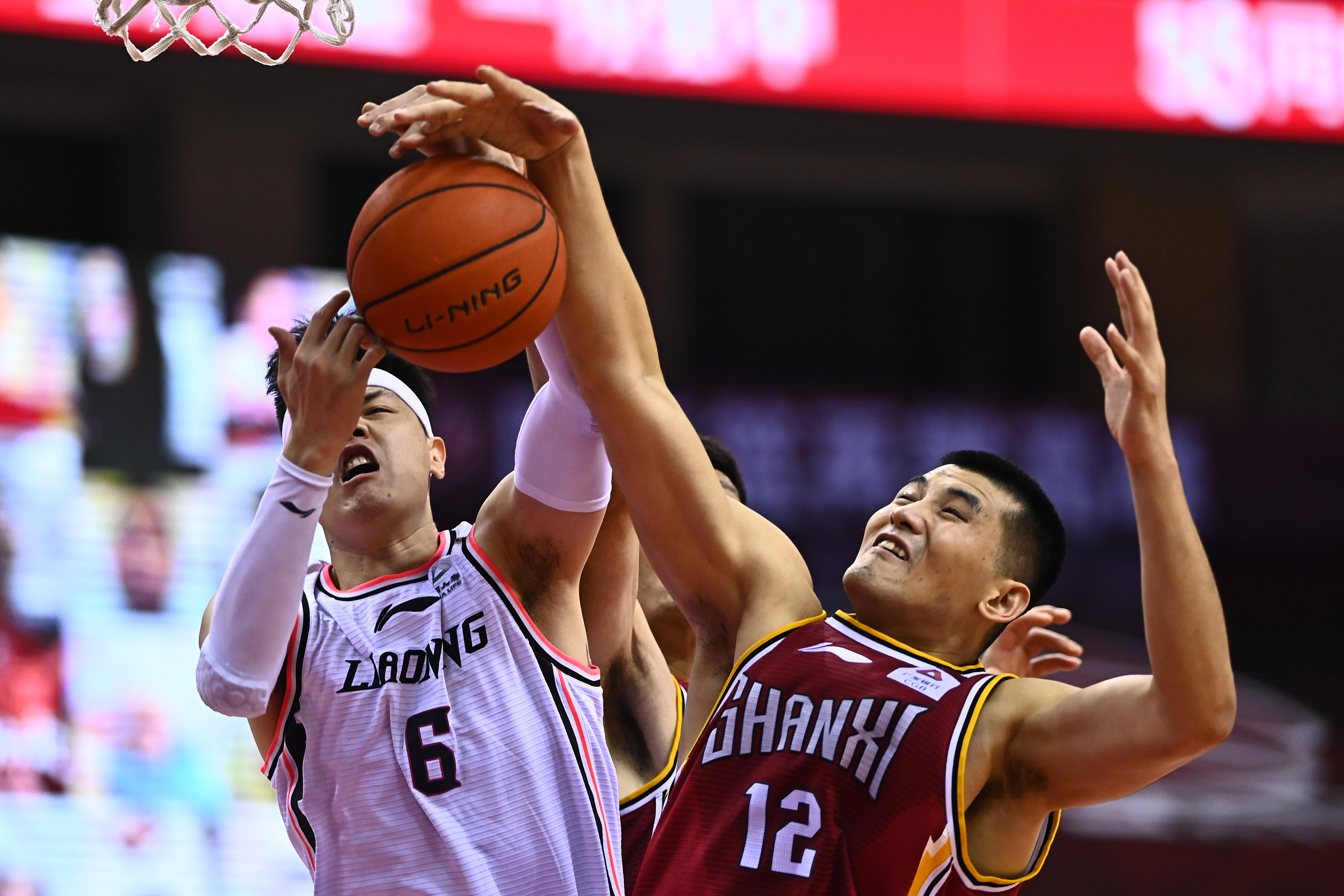 记者：多家豪门有意荷甲19岁中场斯密特，后者被标价2200万镑（多家豪门竞逐荷甲19岁中场斯密特，标价2200万英镑）