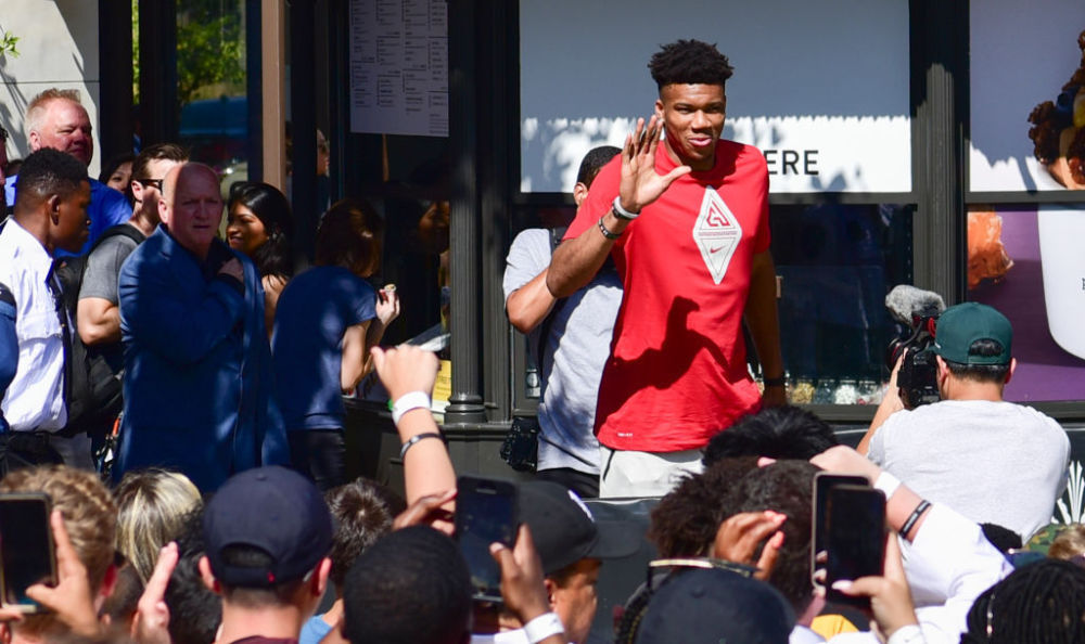 北京国安队获足协杯赛冠军，贺信来了！（北京国安问鼎足协杯，贺信送达！）