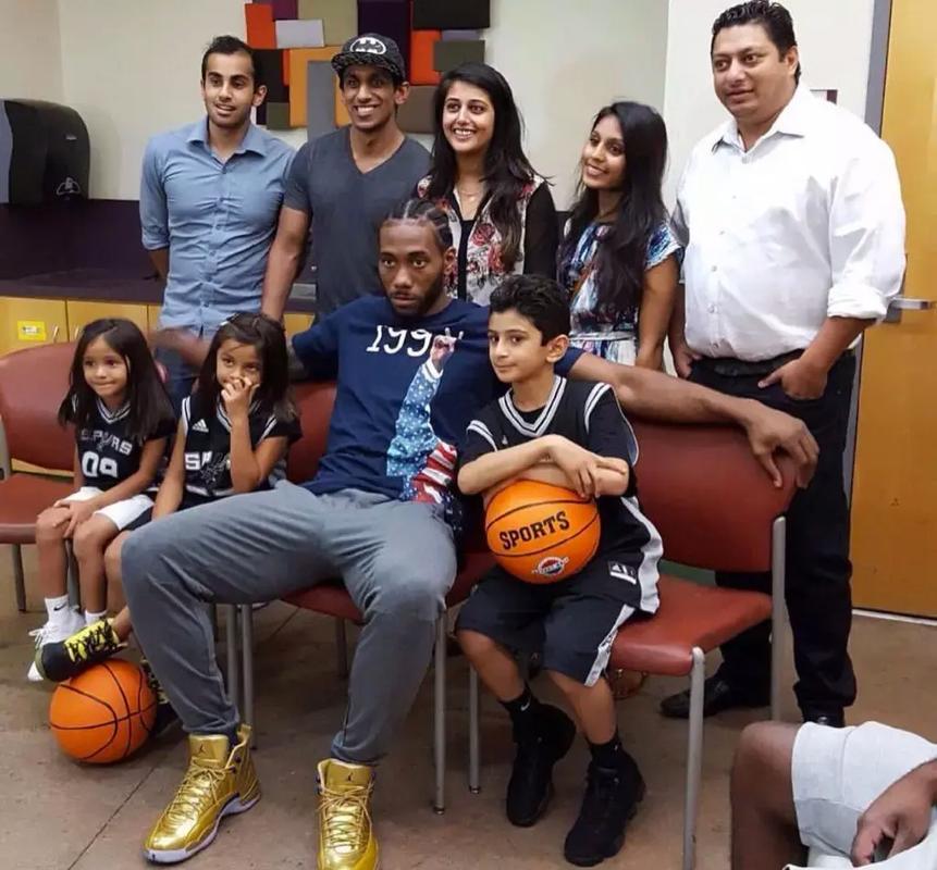 杜普兰蒂斯、特博戈两名巴黎奥运会金牌得主为摩纳哥vs巴黎开球（两位巴黎奥运金牌得主杜普兰蒂斯与特博戈为摩纳哥对阵巴黎比赛开球）