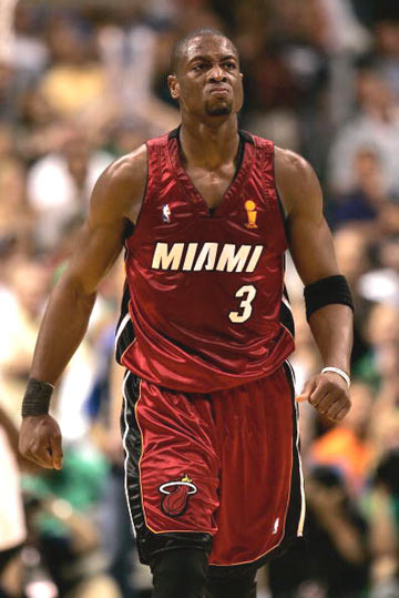 阿隆索驾车离开伯纳乌获皇马球迷力挺：耐心点，我们信任你！（伯纳乌外，皇马球迷为阿隆索打气：耐心点，我们相信你！）