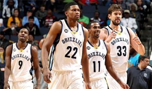 湖人浓眉哥篮下统治力助球队连胜（浓眉统治禁区，助湖人豪取连胜）