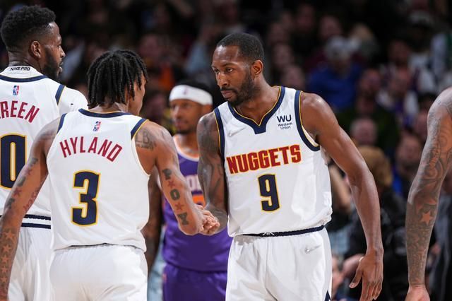 曼联本赛季在劫富济贫中表现突出，对阵强队全胜，但中下游球队难求一胜，有望争夺欧冠资格。（曼联本季上演“劫富济贫”：强敌面前全胜，中下游难取三分，仍有望冲击欧冠名额）